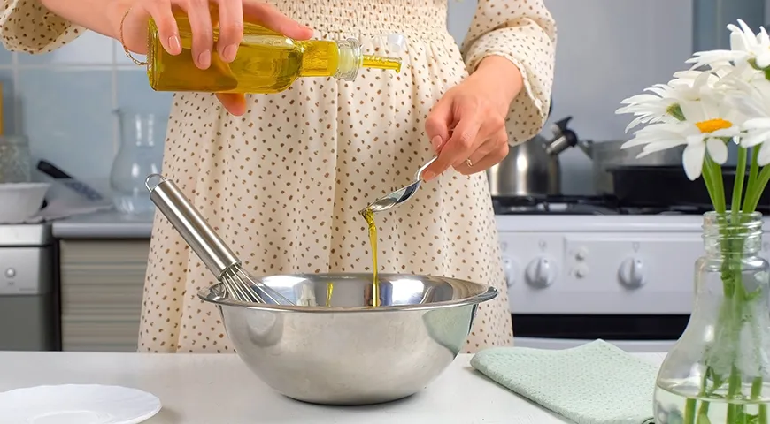 Используйте для заправок оливковое масло холодного отжима (extra virgin) с мягким вкусом