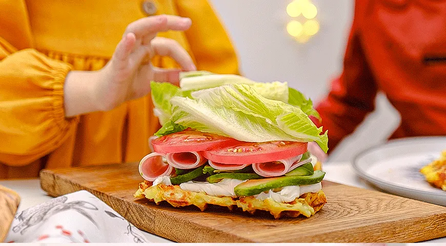 Сэндвичи из картофельных вафель с ветчиной