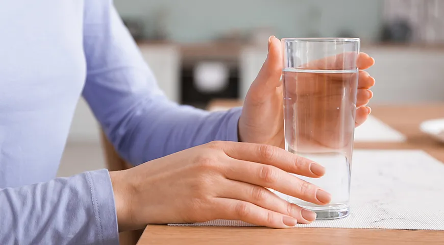 Употребление воды перед каждым приёмом пищи способствует поддержанию водного баланса в организме
