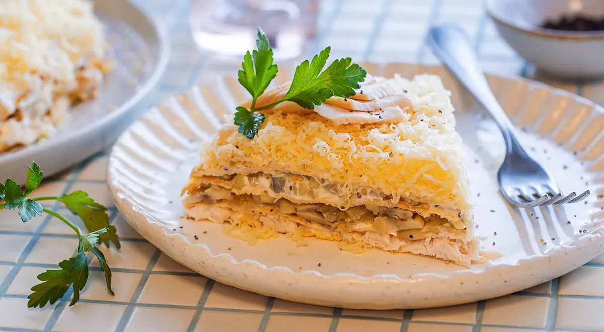 Салат с яичными блинами и копченой курицей