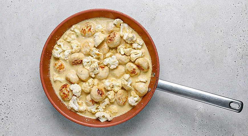 Карри с фрикадельками и цветной капустой