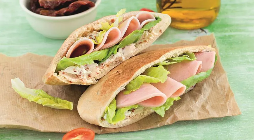 Панини с беконом. Пицца пита. Завтрак из питы. Завтрак с питой. Пита с сыром.