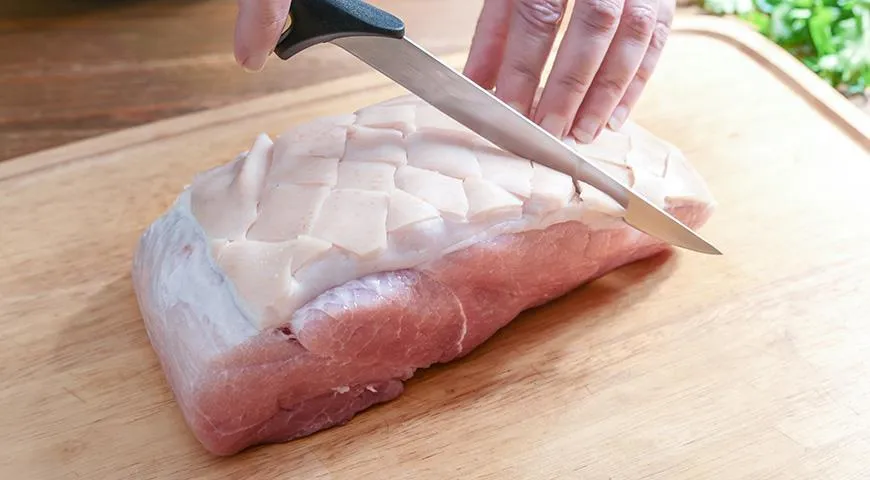 Чтобы запечь свиной окорок куском, слегка надсеките кожу и жир крест-накрест, чтобы соль и пряности равномерно и хорошо пропитали мясо