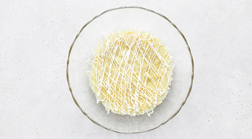 Слоеный салат с тунцом и крабовыми палочками