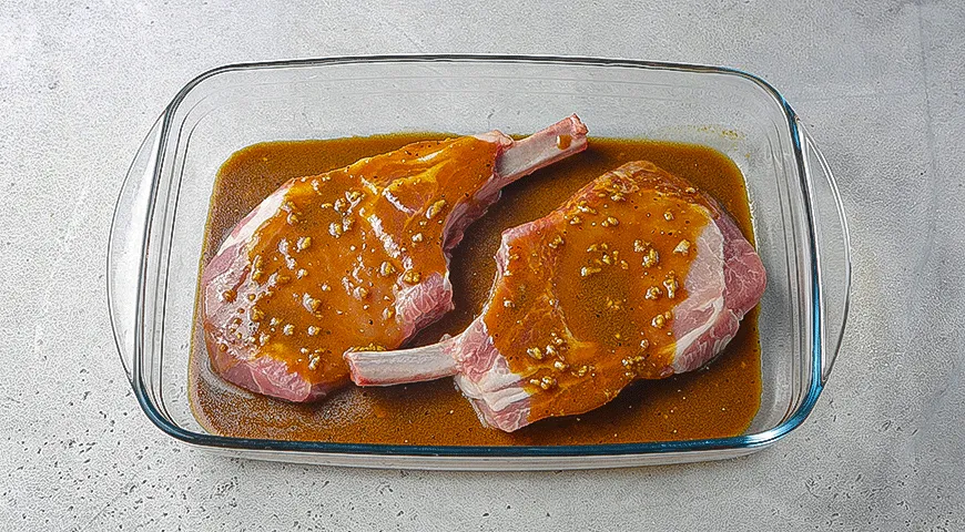 Свиной стейк в соево-медовом маринаде