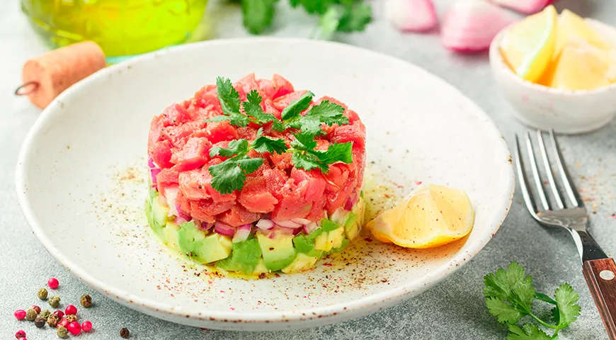 Тартар из тунца с авокадо