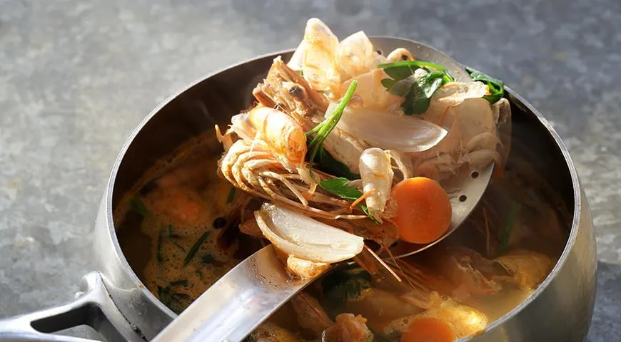 Из бульона, панцирей и голов можно приготовить шикарный суп вроде биска