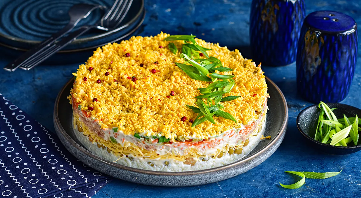 Рецепт салата с печенью трески и яйцом