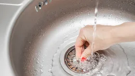 Не выливайте в раковину: эксперты назвали продукты, которые могут забить трубы перед праздниками