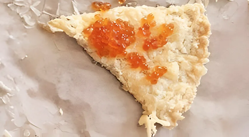 Сырный шортбред с красной икрой