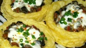 Картофельные гнëзда с шампиньонами