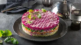 Селедка под шубой с зеленым горошком