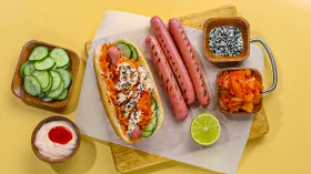 Корейский хот-дог с кимчи и огурцом