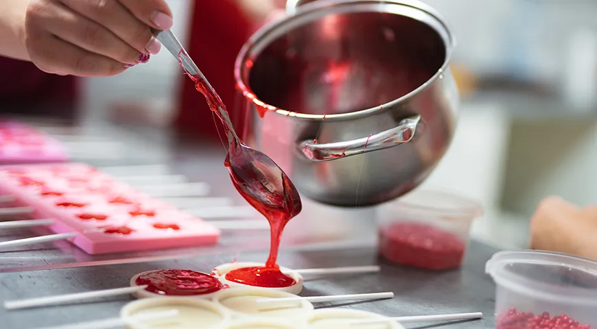 В поликарбонатных формочках получаются красивые леденцы с безупречно ровной глянцевой поверхностью и точными контурами