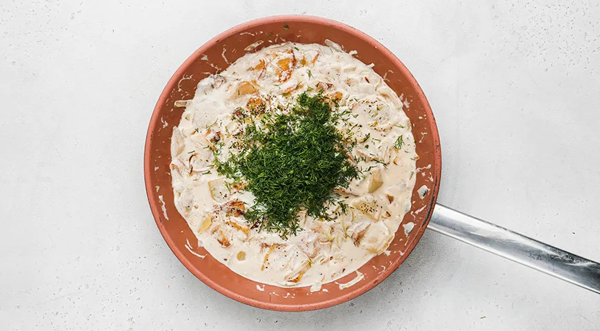 Картошка в сметанном соусе с луком