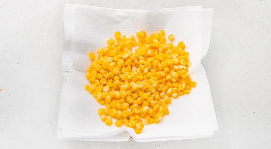 Салат с пекинской капустой, кукурузой, яйцом и помидорами