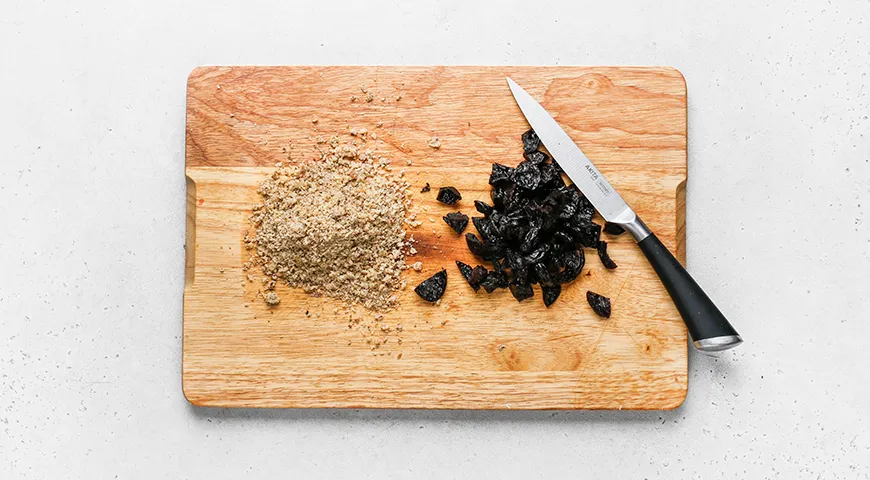 Рулетики из говядины с черносливом и грецкими орехами