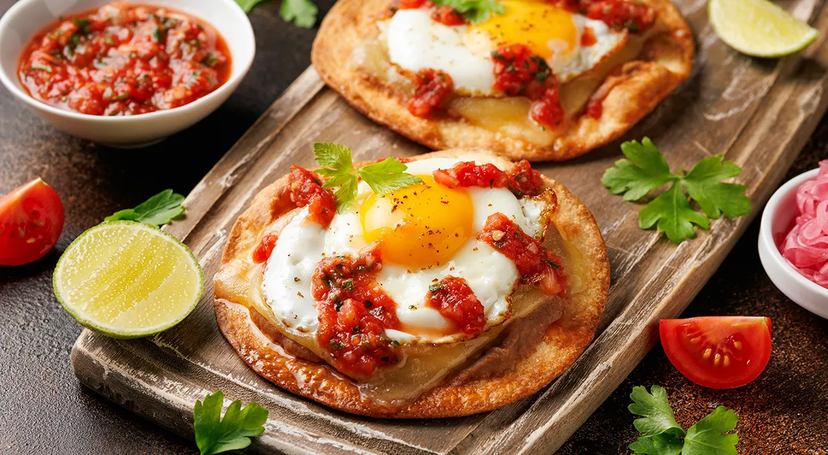 28 лучших рецептов яичницы для вкусного завтрака