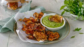 Баклажановые чипсы с кунжутным песто