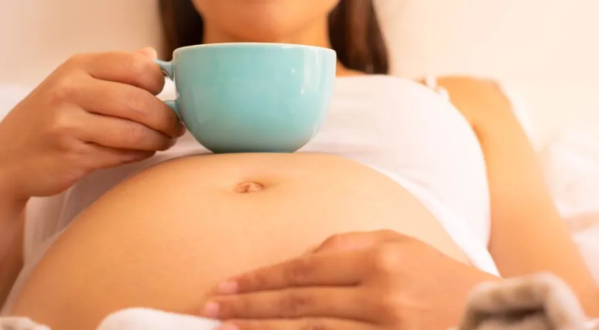 Превышение рекомендованной нормы кофеина может привести к задержке развития плода, повлиять на скорость и качество плацентарного кровотока 