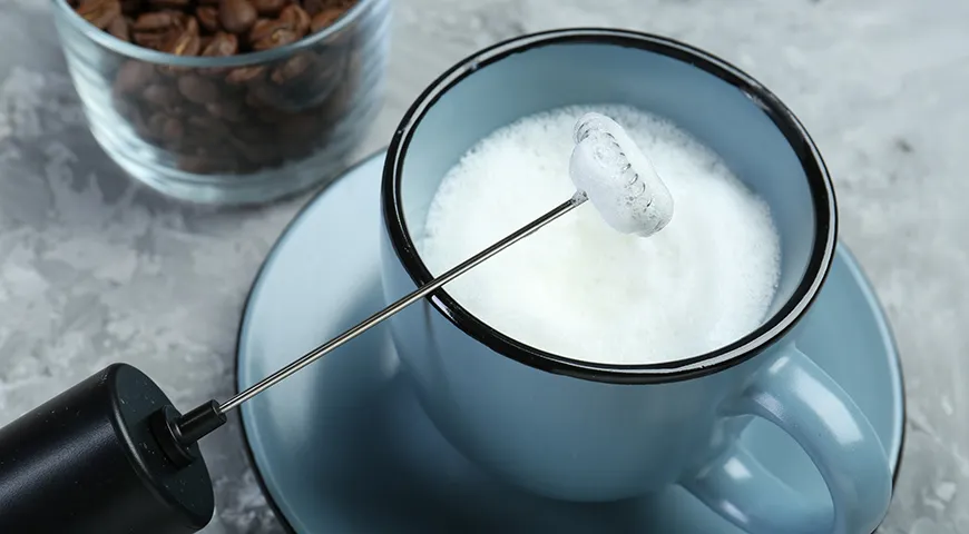 Пена для капучино должна быть плотной и эластичной, чтобы при легком покачивании чашки поверхность оставалась гладкой