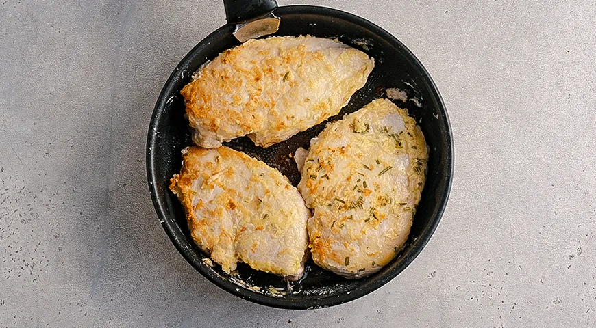 Курица в винном соусе с персиками