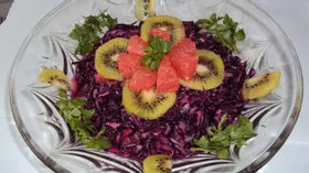 Салат из краснокочанной капусты, грейпфрута и киви