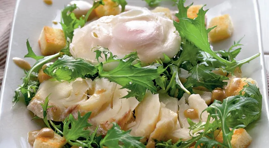 Салат из копченой трески с яйцами-пашот и крутонами