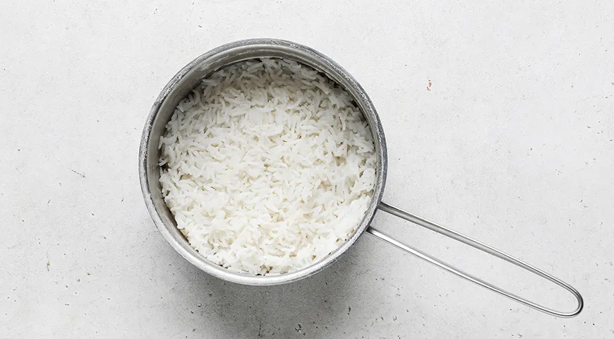 Салат из консервированной сайры с яйцом и рисом