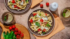 Макароны с брынзой и помидорами на сковороде