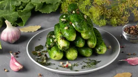 Малосольные огурцы с чесноком, быстрый рецепт