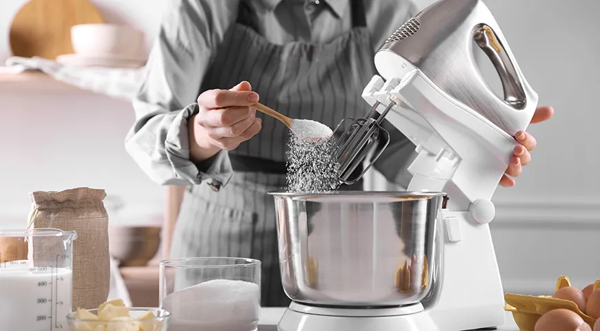 Тесто для бриоши требует долгого и основательного вымешивания, поэтому без планетарного миксера не обойтись 