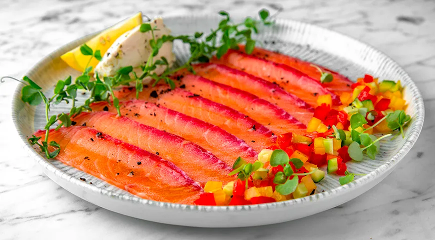 Слабосоленый лосось, приготовленный в свекольном соке