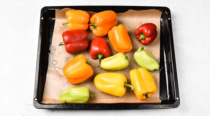 Запеченные перцы, маринованные с чесноком