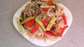 Фунчоза с кальмарами, овощами и грибами шиитаке