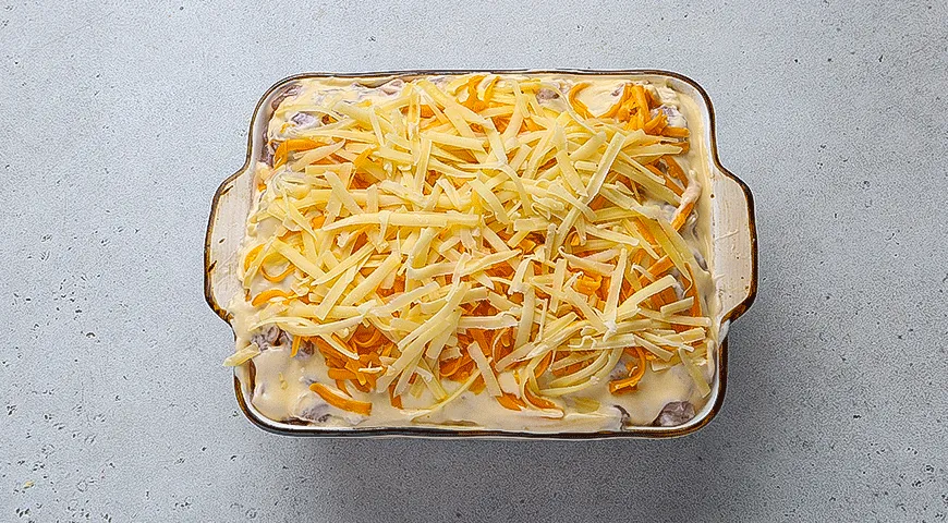Картофельная запеканка с корейкой и сырным соусом