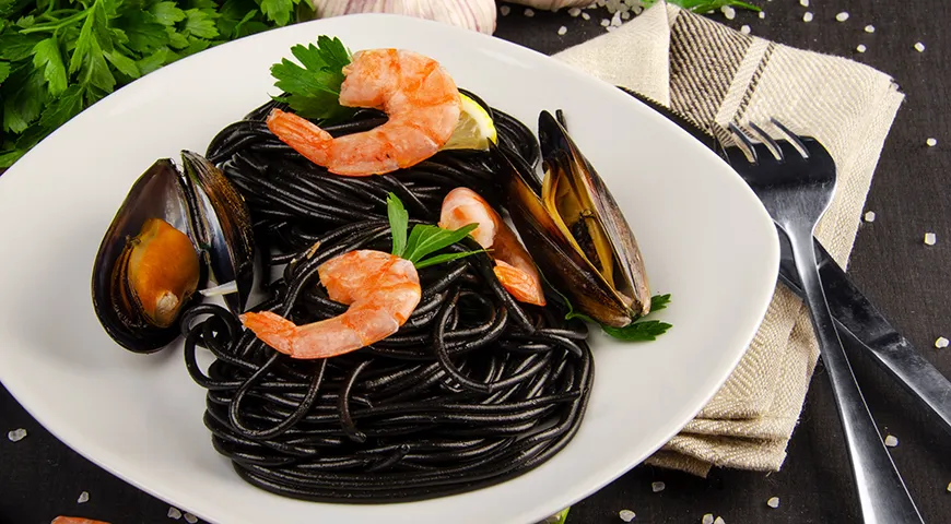 Спагетти неро с креветками и мидиями