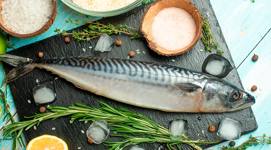 Свежая макрель отличается серебристо-стальной кожей с яркими синими полосами, глянцевым блеском