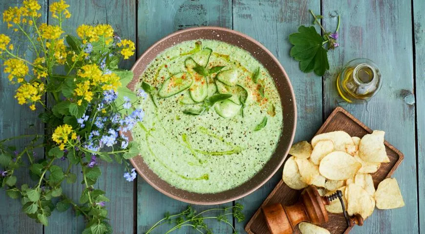 Рецепт холодного огуречно-имбирного супа с зеленым соусом табаско (Green Jalapeño Sauce)