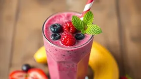 Ягодный смузи с бананом