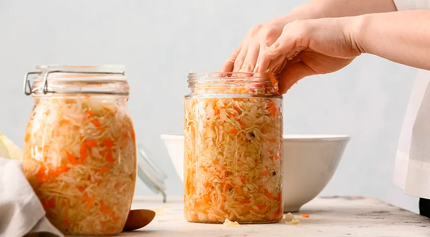 Чтобы вкус маринованной капусты усилился, разложите ее по банкам и уберите в холодильник
