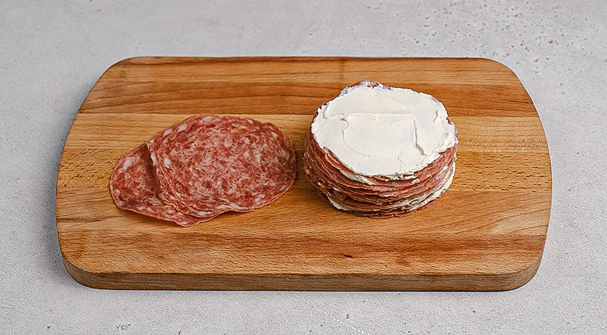 Канапе из салями с сыром