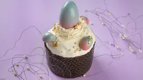 Кулич с шоколадными яйцами 