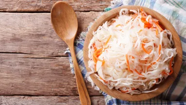 «Мощный инструмент»: врач-эндокринолог назвала женщинам 4 причины есть квашеную капусту