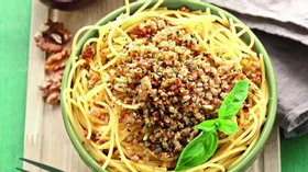 Спагетти с хрустящей посыпкой