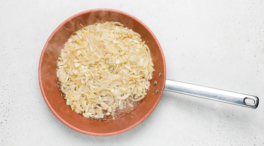 Гречка с тушёнкой и томатной пастой (на сковороде)