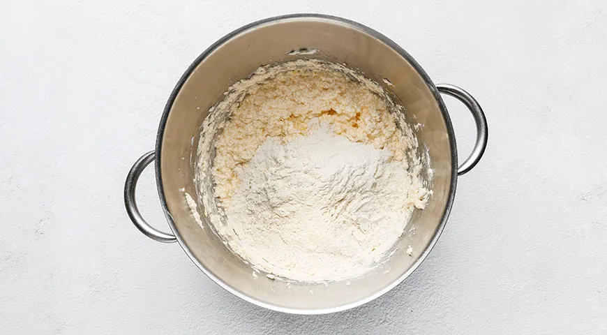 Влажный лимонно-творожный кекс