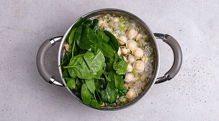 Зеленый суп с мини-пельменями и фасолью