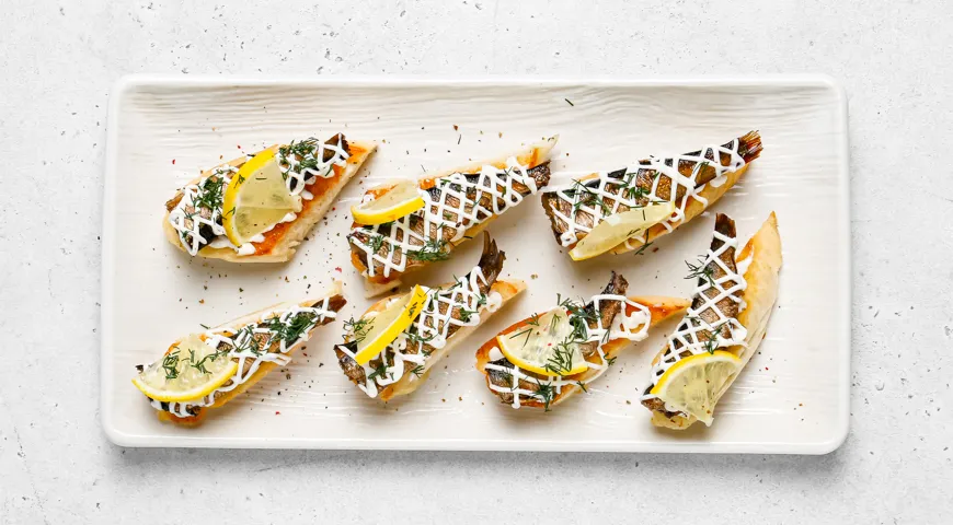 Бутерброды со шпротами и лимоном