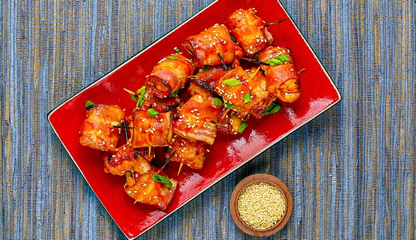 Азиатские закуски из мясных деликатесов